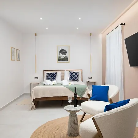 Twins Amphitheatre * Πούλα