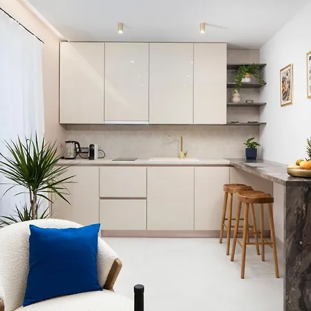 Twins Amphitheatre * Πούλα