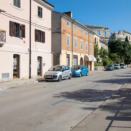 Twins Amphitheatre * Πούλα